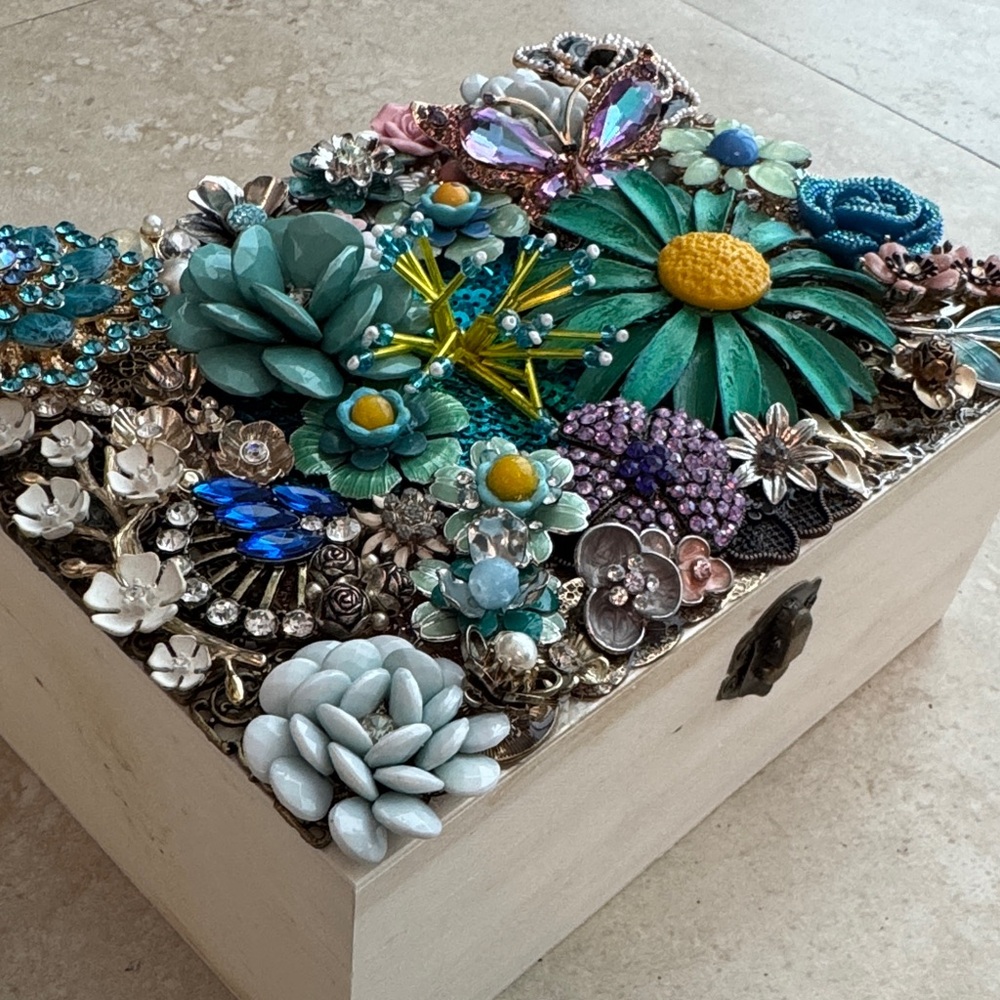 Bejeweled jewelry box - Picture 2 of 2